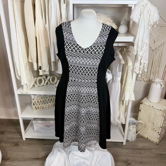Lane Bryant Dresses & Skirts - Lane Bryant Plus 14/16 women’s black white dress stretch knit color block 3125
